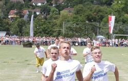 Rennen, bis die Schuhe fliegen: Den Uracher Schäferlauf verfolgten über 40000 Zuschauer.