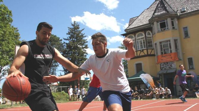 Immer am Ball: Action war auch gestern beim Jubiläumsfest der Bastille angesagt. FOTO: LEISTER Immer am Ball: Action war auch gestern beim Jubiläumsfest der Bastille angesagt. FOTO: LEISTER