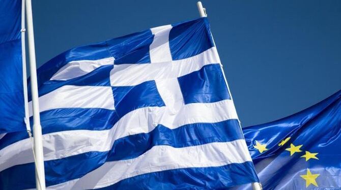 Die griechische Flagge weht zwischen zwei Europafahnen in Athen. Foto: Michael Kappeler/Illustration