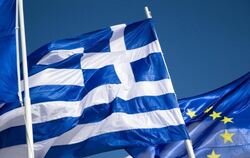 Die griechische Flagge weht zwischen zwei Europafahnen in Athen. Foto: Michael Kappeler/Illustration