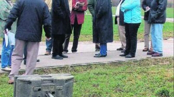 Was tun, wenn ein Verkehrsschild immer umgefahren wird? Entschlussfreudig suchte der Ämter- und Behördentross bei der Verkehrssc