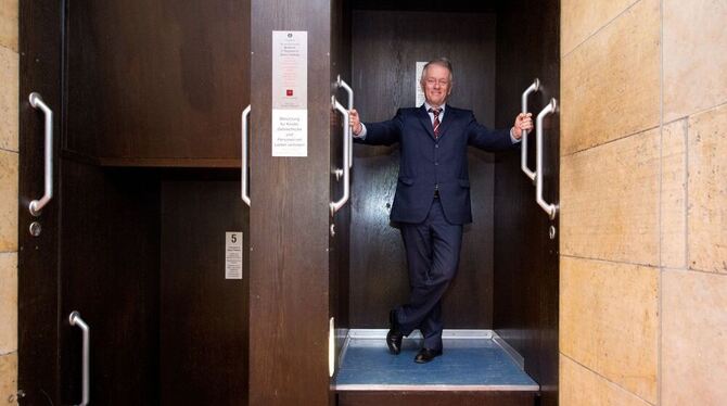 Stuttgarts OB Fritz Kuhn in einem Paternoster des Stuttgarter Rathauses.