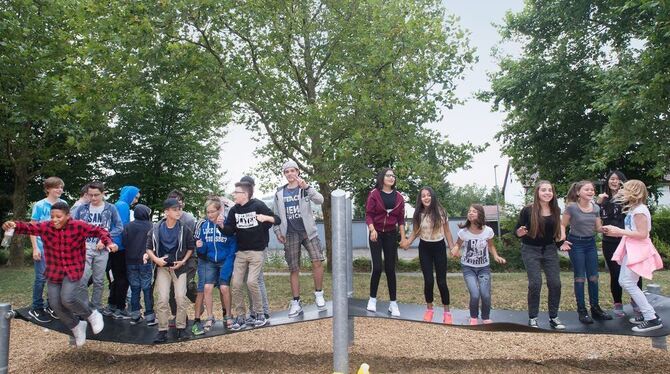 Gar nicht so einfach, auf dem neuen Spielgerät das Gleichgewicht zu halten. FOTO: TRINKHAUS