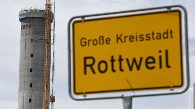 Am Rottweiler Testturm für Aufzüge wird Richtfest gefeiert.