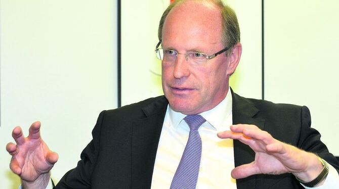 Landtagspräsident Wilfried Klenk hat das Parlament gut im Griff, sagt er beim Redaktionsgespräch in Reutlingen.  FOTO: NIETHAMME