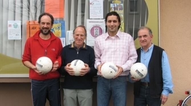 Zizino Teixeira-Rebelo (zweiter von rechts) wurde von Sportlehrer Gerhard Göhner, dem stellvertretenden Fußball-Abteilungsleiter