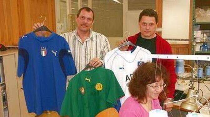 In Talheim laufen die Fäden für die Fußball-WM zusammen: Uwe und Peter Rilling mit Trikots der Nationalteams, deren Entwürfe Mar