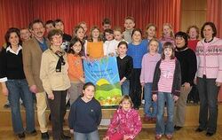 Bürgermeisterin Ulrike Hotz (links) zeichnete am Mittwoch 17 Gruppen, Firmen oder Einzelpersonen mit dem Umweltpreis aus. FOTO: 