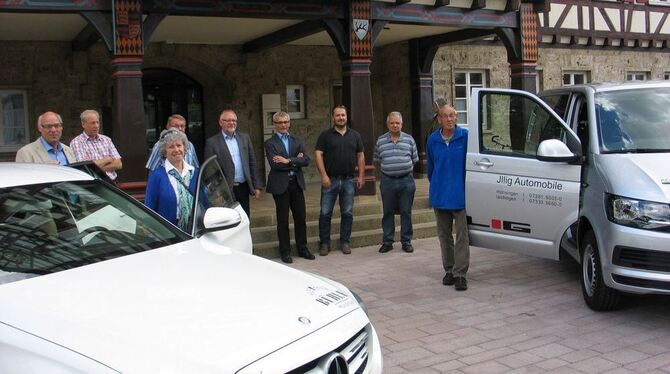 Martin Bühle vom Autohaus Bühle, Klaus Illig und Rainer Bopp vom Autohaus Illig sowie Kulturamtsleiter Albrecht Kuhn freuen sich