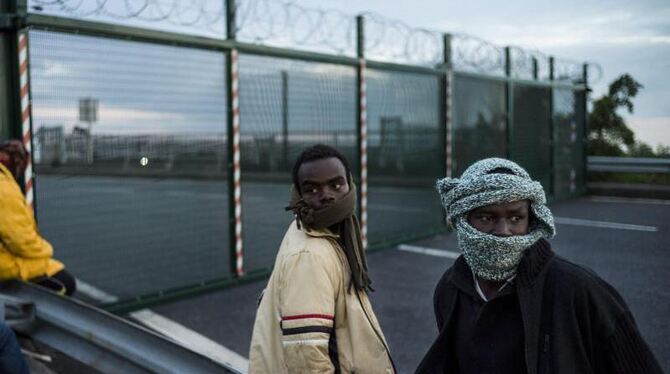 Immer wieder versuchen Migranten nahe dem französischen Calais nachts durch den Eurotunnel nach Großbritannien zu gelangen Fo