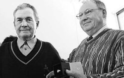 Spurensuche: Der Schulring, den Fritz Groß aus Gächingen 1957 gefunden hat, wurde jetzt dem Erben des Eigentümers Craig Ridgers (rechts) aus Kanada übergeben. Dessen Onkel war 1944 bei Seeburg abgestürzt.
GEA-FOTO: FÜSSEL