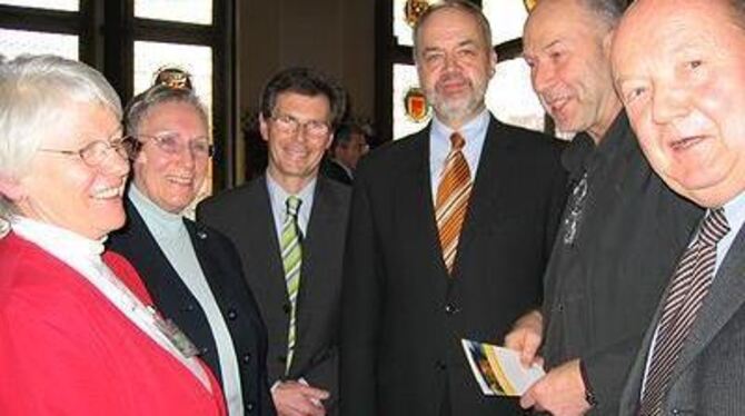 Propagieren neue soziale Wohnformen: von links Jutta Kuhk, Gerda Helbig, Forum Gemeinschaftliches Wohnen, Dietmar J. Herdes, Lan