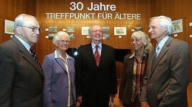 Frohe Runde beim 30-jährigen Geburtstag des Treffs für Ältere: (von links) Georg und Elisabeth Hahn, Immanuel Steudle, Norbert u