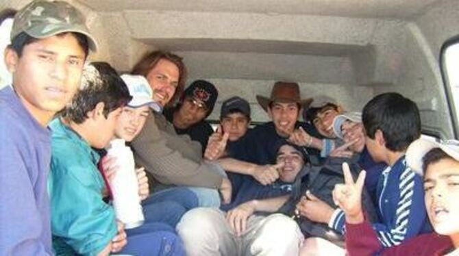 Der Kleinengstinger Sebastian Groß inmitten seiner Schützlinge des Integrationsprojektes in Argentinien. FOTO: PR