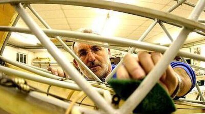 Peinlich genau arbeiten muss Gerhard Fink bei der technischen Überholung des Motorsegelflugzeuges. FOTO: REISNER