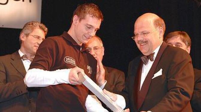 Valdo Lehari jun. überrascht Sprinter Tobias Finkbeiner (links) mit dem GEA-Junior-Preis.