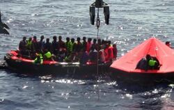 Vor der Küste Libyens kentert erneut ein Flüchtlingsboot. Hunderte Tote werden befürchtet. Foto: Irish Defence Forces