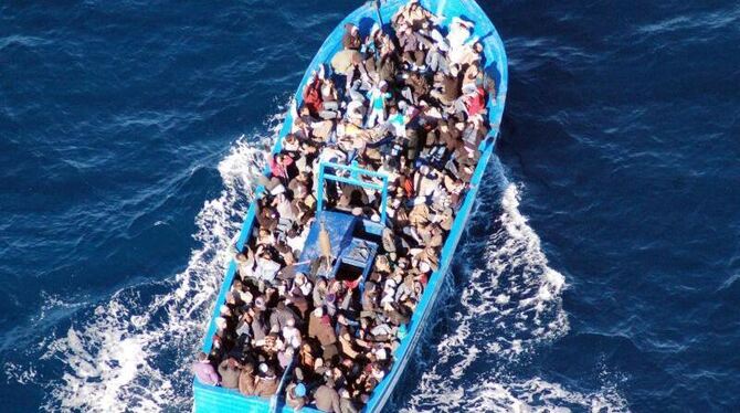 Bootsflüchtlinge vor der Küste der italienischen Mittelmeerinsel Lampedusa. Foto: Italian Navy
