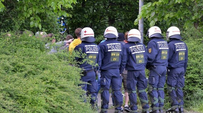 Die Polizei ist vor dem Pokalspiel des Karlsruher SC beim SSV Reutlingen auf alles vorbereitet. FOTO: NIETHAMMER