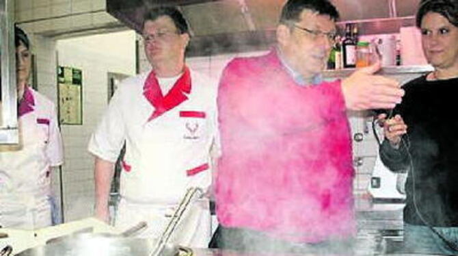 Robert Baur von der Tübinger &raquo;Forelle&laquo; (Mitte) erläutert in der Failenschmid-Küche in Gächingen den Journalisten das