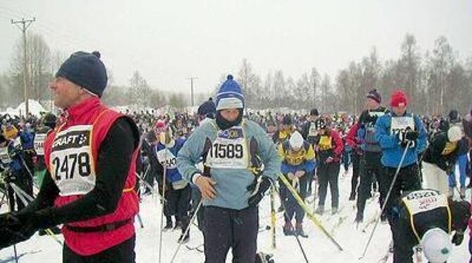 Einer unter 15 000: Roland Hummel aus Engstingen (Mitte, mit Startnummer 1589) am vergangenen Sonntag kurz vor dem Start des Wa