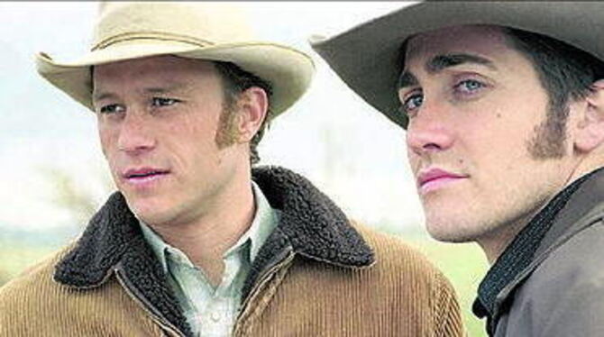 Sie sind ein Paar: Die Cowboys Ennis Del Mar (Heath Ledger, links) und Jack Twist (Jake Gyllenhaal). FOTO: VERLEIH