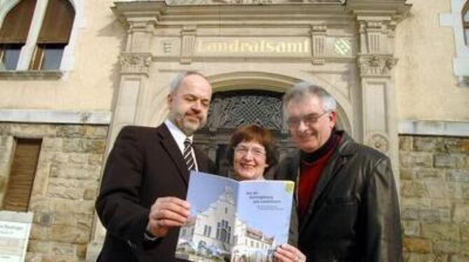 Die einprägsame Fassade des Landratsamtes mit Landrat Thomas Reumann, Kreisarchivarin Irmtraud Betz-Wischnath und Fotograf Manfr
