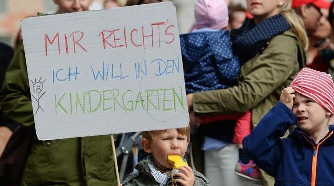 Ein Junge hält während einer Kundgebung in München ein Plakat mit der Aufschrift »Mir reicht's. Ich will in den Kindergarten«