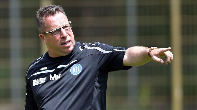 Möchte den Karlsruher SC heute in Reutlingen in die Erfolgsspur zurückführen: Trainer Markus Kauczinski.  FOTO: DPA