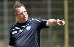 Möchte den Karlsruher SC heute in Reutlingen in die Erfolgsspur zurückführen: Trainer Markus Kauczinski.  FOTO: DPA