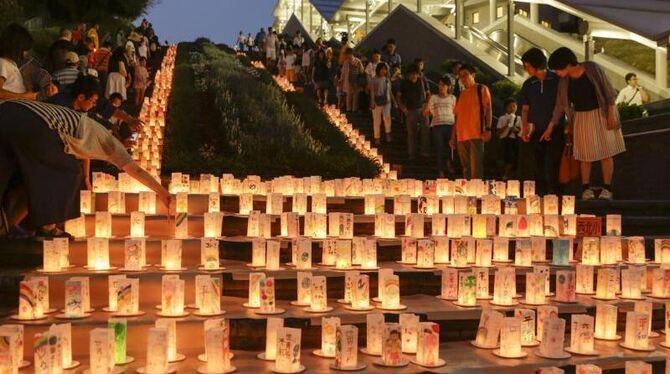 Im Friedens-Park von Nagasaki sind zur Erinnerung an die Opfer des Atombombenabwurfs vom 9. August 1945 Laternen aufgestellt