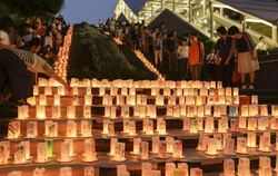 Im Friedens-Park von Nagasaki sind zur Erinnerung an die Opfer des Atombombenabwurfs vom 9. August 1945 Laternen aufgestellt 