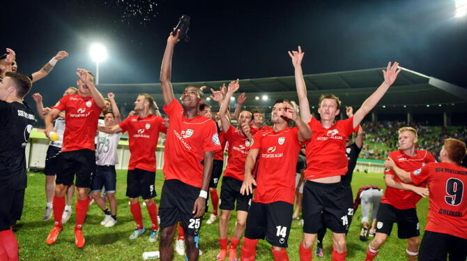 Riesenfreude bei den SSV-Spielern nach dem Sieg über den Karlsruher SC.