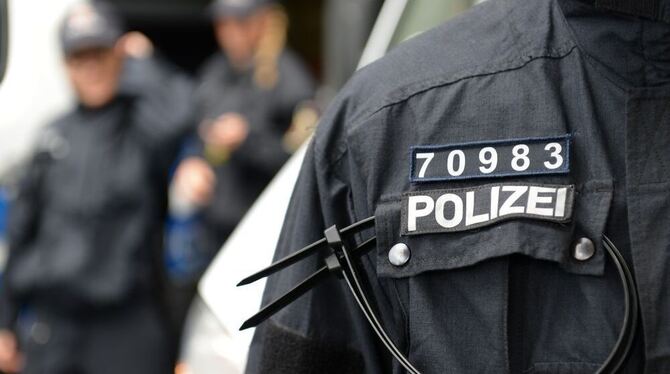 Ein Beamter der Bereitschaftspolizei trägt in Mainz eine Kennzeichnung an der Uniform.