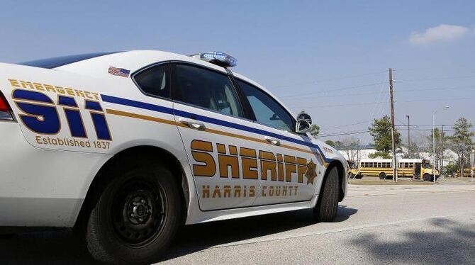 Polizeiwagen in Harris County, Texas. Polizisten haben dort in einem Haus acht Leichen aufgefunden. Ein 49-Jähriger wurde fes
