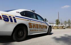 Polizeiwagen in Harris County, Texas. Polizisten haben dort in einem Haus acht Leichen aufgefunden. Ein 49-Jähriger wurde fes