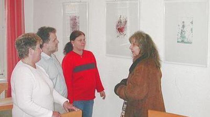 Künstlerische Aspekte bringt Andrea Werner (rechts) ins gemeinsame &raquo;Wohnzimmer&laquo;, den AWO-Tagestreff; Erika Mollenkop