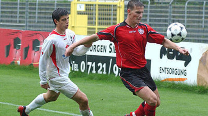 Erzielte in Karldruhe das Tor des Tages: Der Reutlinger Andreas Rill (rechts). FOTO: MEYER