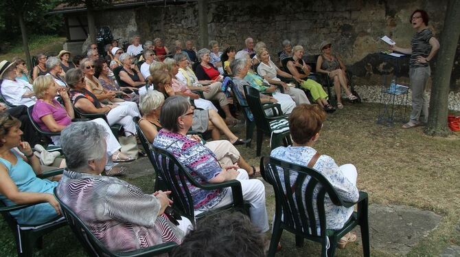 Trotz großer Hitze waren zahlreiche Zuhörer in den Klostergarten gekommen, um Irene Ferchls Stuttgarter Erzählungen zu lauschen.