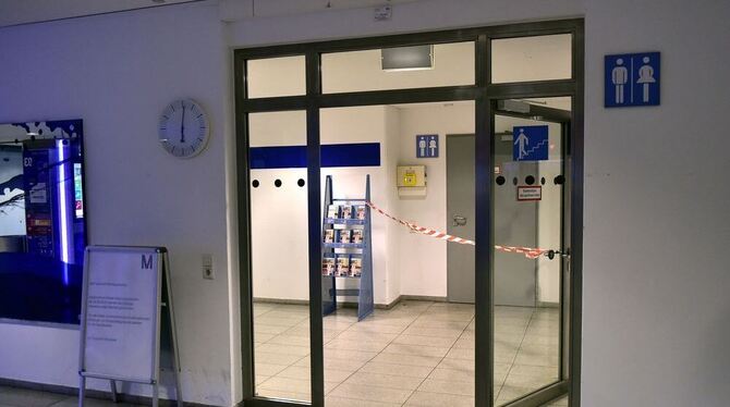 Ein Polizeiabsperrband hängt Ende Juli am Flughafen München vor einer Toilette. Hier war zuvor ein Neugeborenes entdeckt worden.