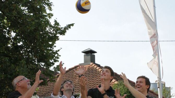 Gemeinsam am Ball für die Zukunft der Sportvereine auf dem Land: Helmut Kloker (links) und Simon Tress (rechts) als Vorsitzende