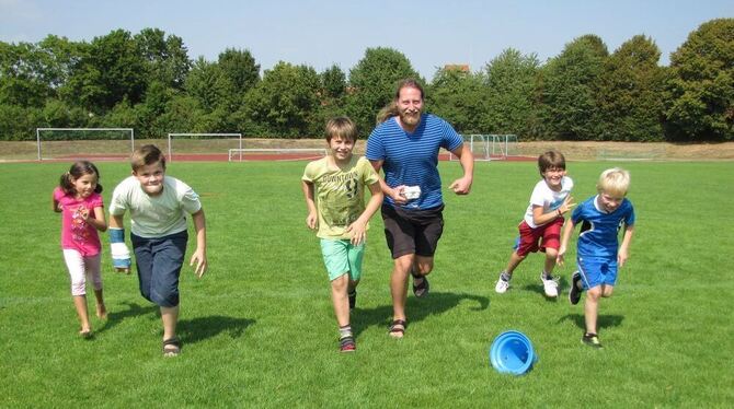 Zusammen mit Benjamin Strohmaier hieß es für die Buben und Mädchen: auf zur Kinderolympiade!  FOTO: MÜLLER