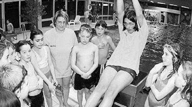 Ein Trockenkurs bevor's ins Nasse geht: Theorie kommt auch bei der DLRG vor der Praxis. FOTO: REISNER