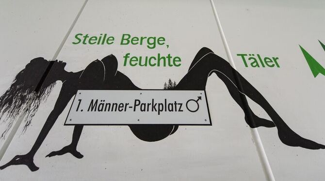 Die Stadt Triberg sieht das Bild an der Wand vor dem ersten Männer-Parkplatz in Deutschland in einem Parkhaus als Werbegag. Die Stadt Triberg sieht das Bild an der Wand vor dem ersten Männer-Parkplatz in Deutschland in einem Parkhaus als Werbegag.