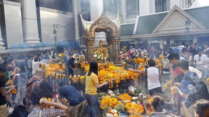 Der Erawan-Schein in Bangkok gehört zu den heiligsten Stätten Thailands und wird täglich von Tausenden besucht. Foto: Rungroj