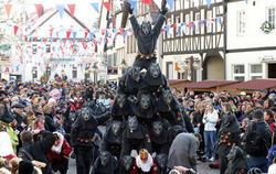Der Pfullinger Marktplatz: Die Sickenhäuser Wölfe bauen eine Pyramide und die Zuschauer staunen nicht schlech