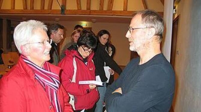 Filmemacher Bernd Umbreit im Gespräch mit Zuschauern in Oberstetten. Dort hatte er in der Reihe &raquo;Über Leben und Tod&laquo;