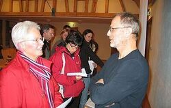 Filmemacher Bernd Umbreit im Gespräch mit Zuschauern in Oberstetten. Dort hatte er in der Reihe &raquo;Über Leben und Tod&laquo;