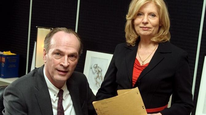 Herbert Knaup als Anwalt Markus Gellert und Sabine Postel als Isa von Brede bei einem Set-Termin zur Serie »Die Kanzlei«. Fot