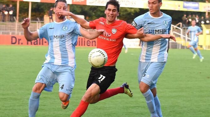 Kein Durchkommen: SSV-Zugang Gabriel Alleoni (Mitte) wird von Hendrik Starostzik (links) und Manuel Bihr gestoppt. GEA-FOTOS: PA